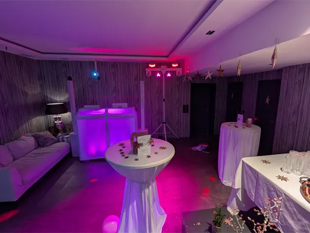 Weißes Karaoke-Setup mit Säulen-PA und beleuchtetem DJ-Tisch bei einer Feier zum 50. Geburtstag in der Villa Antoinette am Semmering