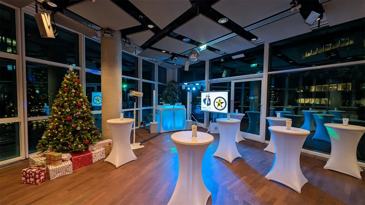 Karaoke bei einer Weihnachtsfeier im Techgate Wien mit Christbaum, Stehtischen und Leinwand für die Karaoke-Texte