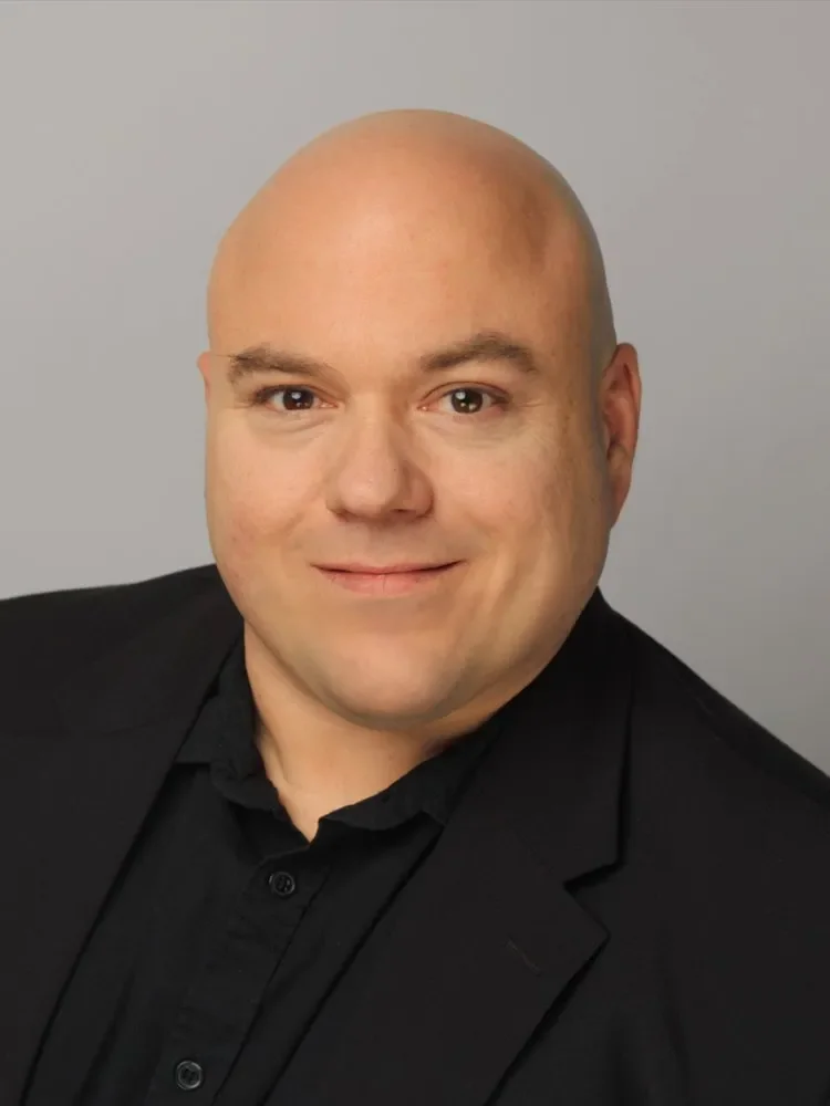 Kurt Steinbach alias DJ Rusty, Hochzeits-DJ aus Niederösterreich, lächelnd im schwarzen Sakko