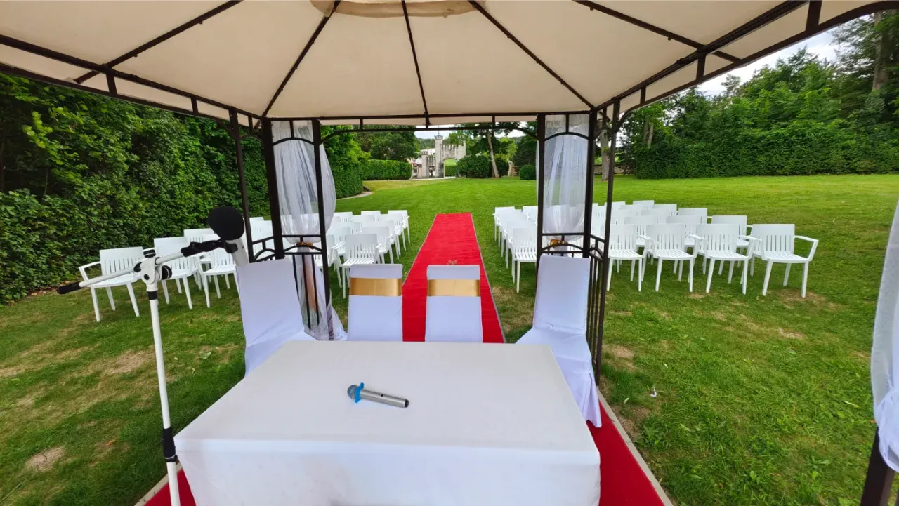 Vorbereitete freie Trauung im Freien mit Mikrofonständer und Funkmikrofon vom Hochzeits-DJ unter dem Pavillon