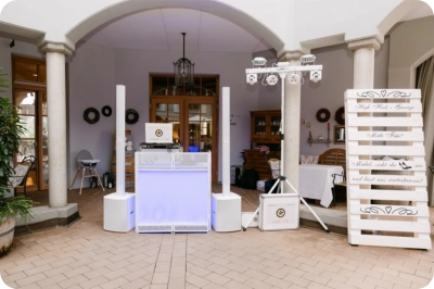 Hochzeitsslocation Technik und Logistik – ProX Vista Tisch, LD Systems Maui 28 G2, Chauvet GigBar Move in eleganter Hochzeitslocation