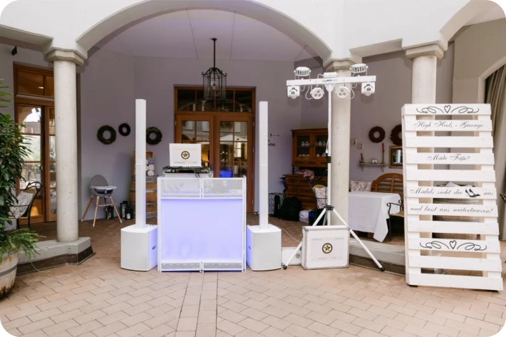 Hochzeitsslocation Technik und Logistik – ProX Vista Tisch, LD Systems Maui 28 G2, Chauvet GigBar Move in eleganter Hochzeitslocation